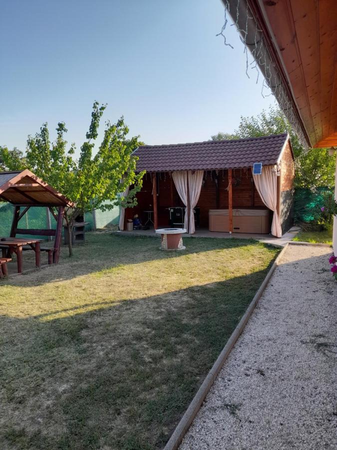 Vadrozsa Vendeghaz-Apartman Demjén المظهر الخارجي الصورة